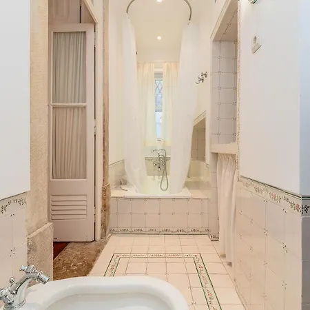 Warm & Beautiful 3 Bedroom In Anjos Апартаменты *